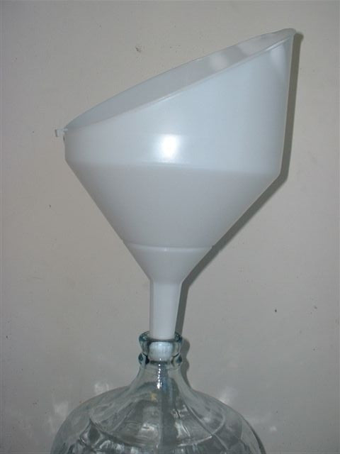 ANTI-SPLASH FUNNEL WITH FINE FILTERING SCREEN